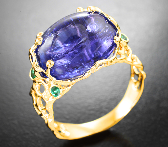 Золото Кольцо с танзанитом 18,83 карата и уральскими изумрудами