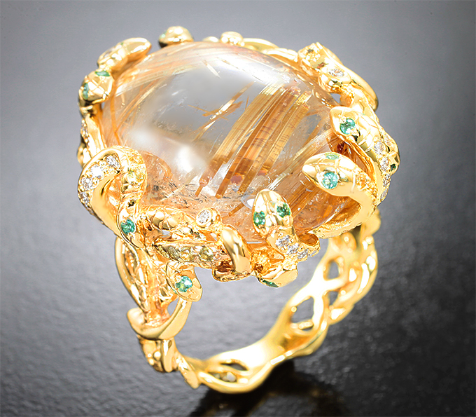 Золото Кольцо с топовым рутиловым кварцем 23,78 карата, желтыми сапфирами, изумрудами и бриллиантами