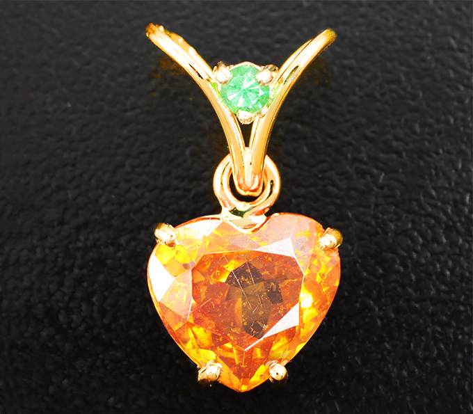 Золото Кулон со сфалеритом 3,9 карата и цаворитом