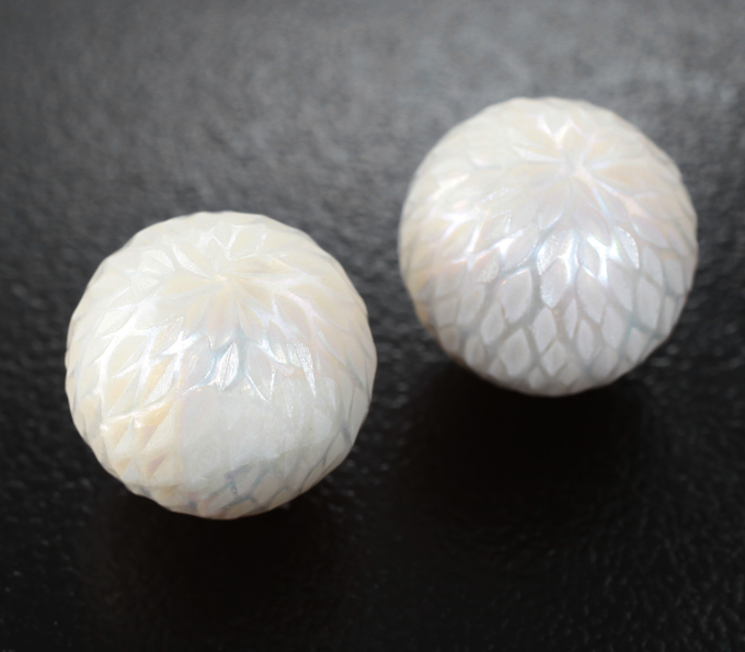 Крупная пара резных жемчужин Edison 19,39 карата