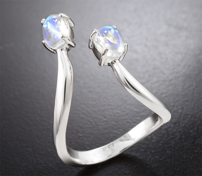 Серебро 925 Кольцо с лунным камнем 1,8 карата