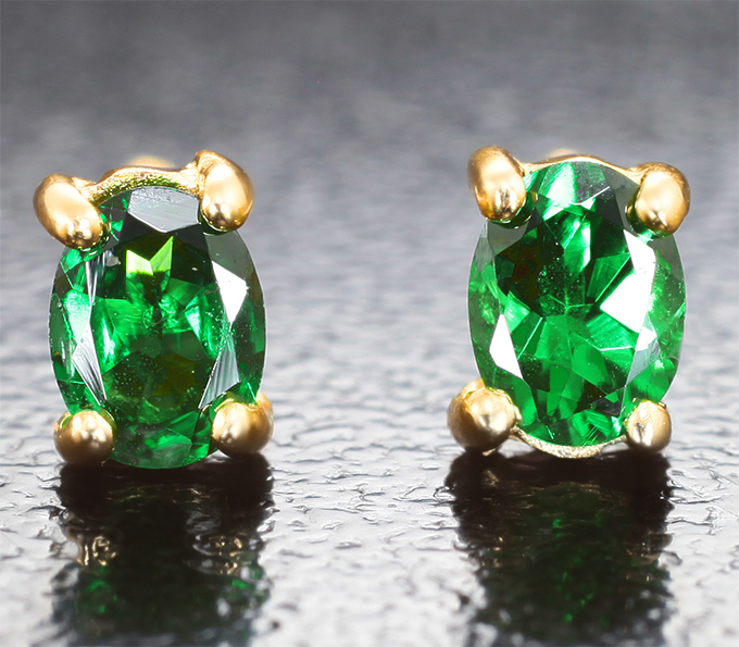 Золото Пусеты с цаворитами 0,37 карата