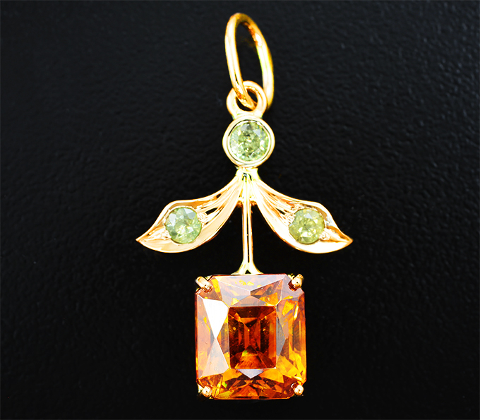 Золото Кулон со сфалеритом 7,66 карата и уральскими демантоидами гранатами