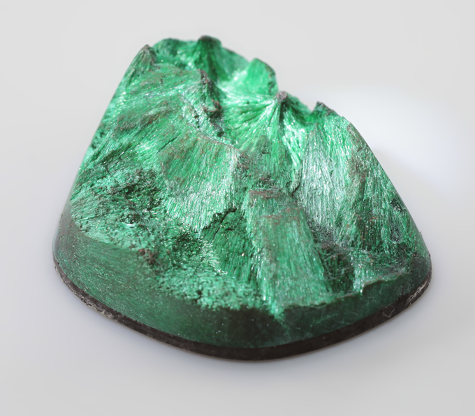 Плисовый уральский малахит на долерите 51,11 карата