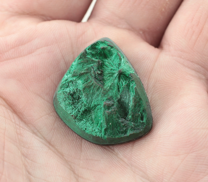 Плисовый уральский малахит на долерите 51,11 карата