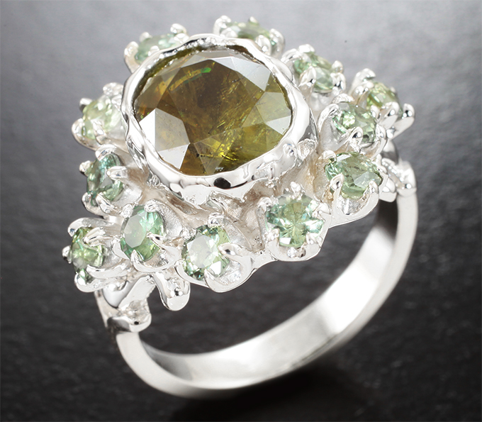 Серебро 925 Кольцо с полихромным сфеном с рутилом 3,13 карата и зелеными сапфирами