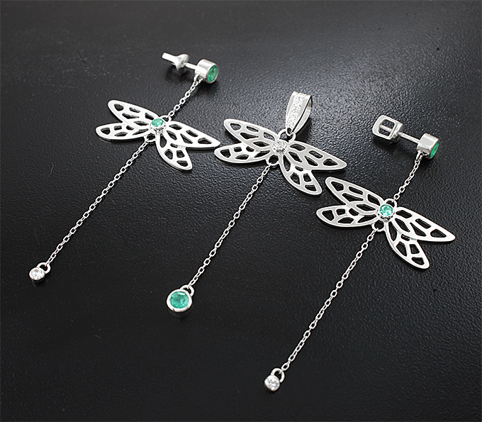 Серебро 925 Комплект с  изумрудами и лейкосапфирами