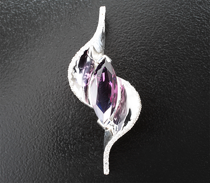 Золото Кулон с пурпурной шпинелью 2,51 карата и лейкосапфирами
