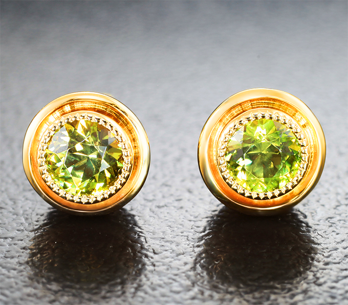 Золото Пусеты с демантоидами золотисто-зеленого цвета 0,72 карата