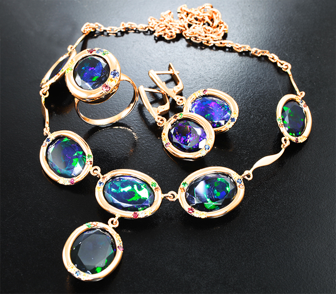 Золото Комплект с ограненными черными опалами, разноцветными сапфирами и цаворитами