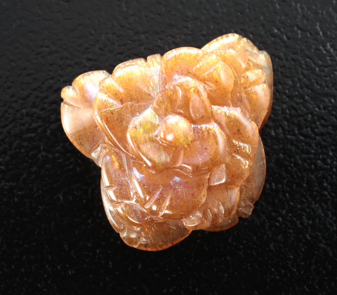 Резной солнечный камень 8,85 карата