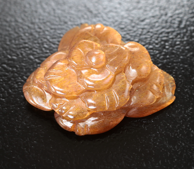 Резной солнечный камень 8,85 карата