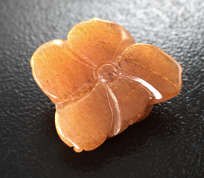 Резной солнечный камень 8,85 карата