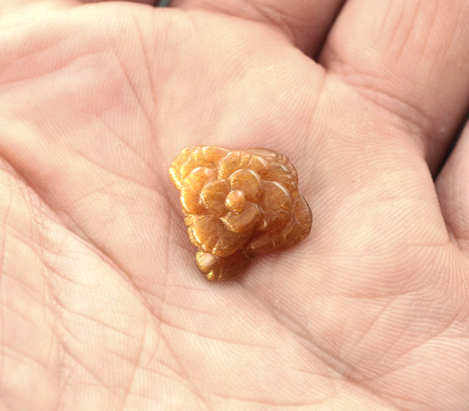 Резной солнечный камень 8,85 карата