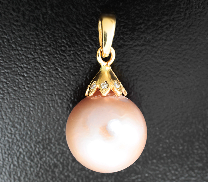 Золото Кулон с  розовой жемчужиной 12,35 карата и бриллиантами