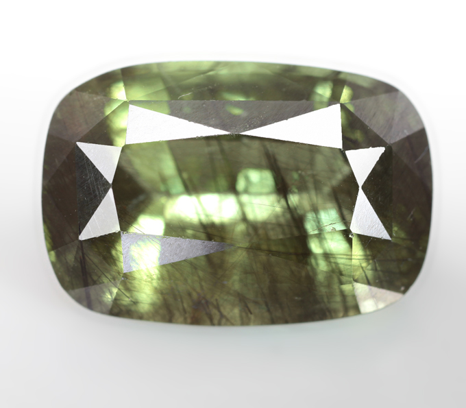 Перидот с включениями рутила 8,72 карата