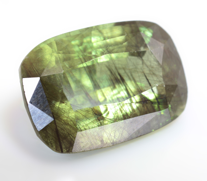 Перидот с включениями рутила 8,72 карата