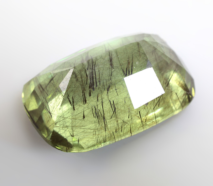 Перидот с включениями рутила 8,72 карата