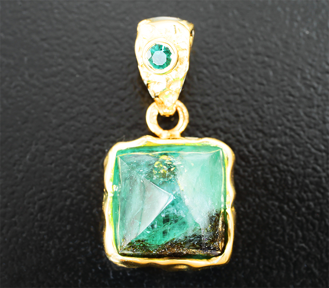 Золото Кулон с крупным уральским изумрудом 5,65 карата и малым изумрудом