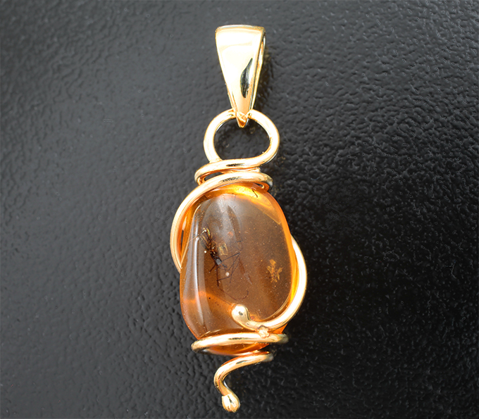 Золото Кулон с доминиканским янтарем с насекомым 1,79 карата