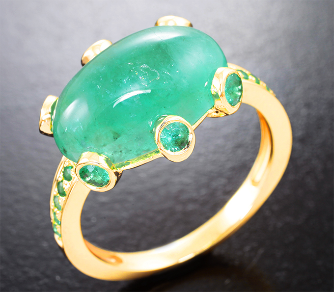 Золото Кольцо с уральским изумрудом 6,16 карата и малыми изумрудами
