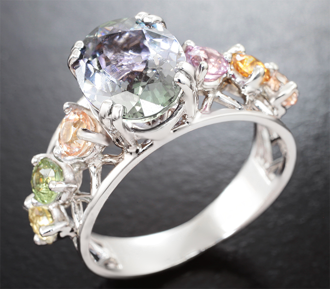 Золото Кольцо с цоизотом 2,93 карата и разноцветными сапфирами