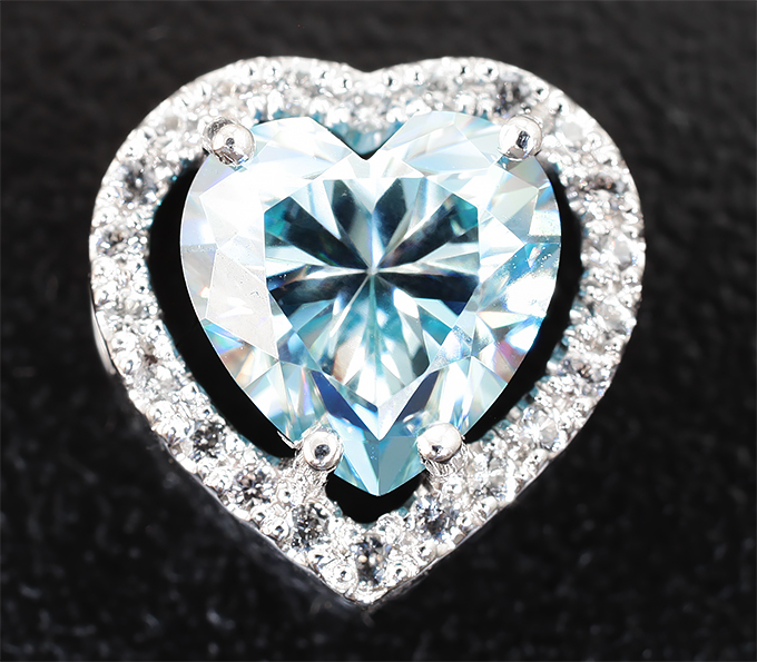 Золото Кулон с голубым муассанитом редкой огранки 1,99 карата и лейкосапфирами