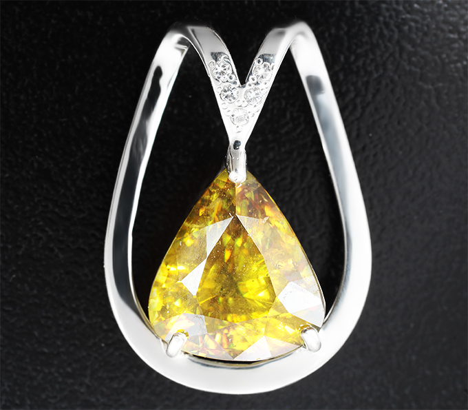 Серебро 925 Кулон с крупным желто-зеленым сфеном 7,69 карата и бесцветными цирконами