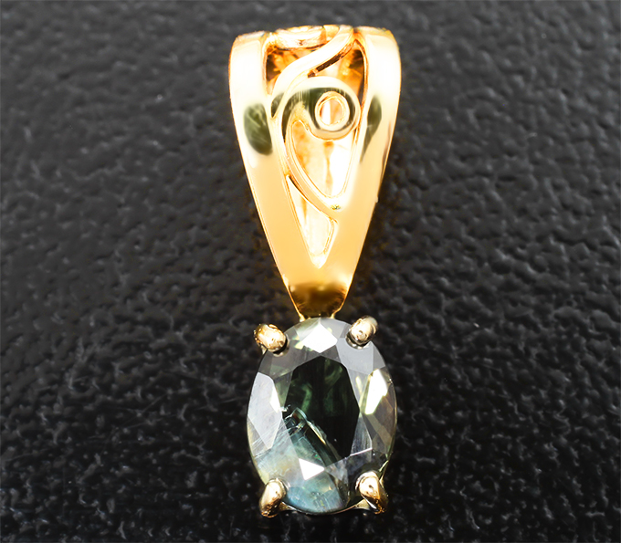 Золото Кулон с редким корнерупином 0,71 карата