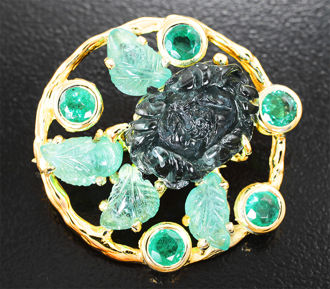Золото Брошь с резным индиголит турмалином 5,55 карата и «неоновыми» изумрудами