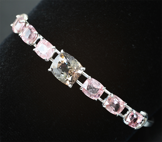 Золото Браслет с цоизитом высокой чистоты 3,83 карата и «неоновыми» шпинелями 6,47 карата