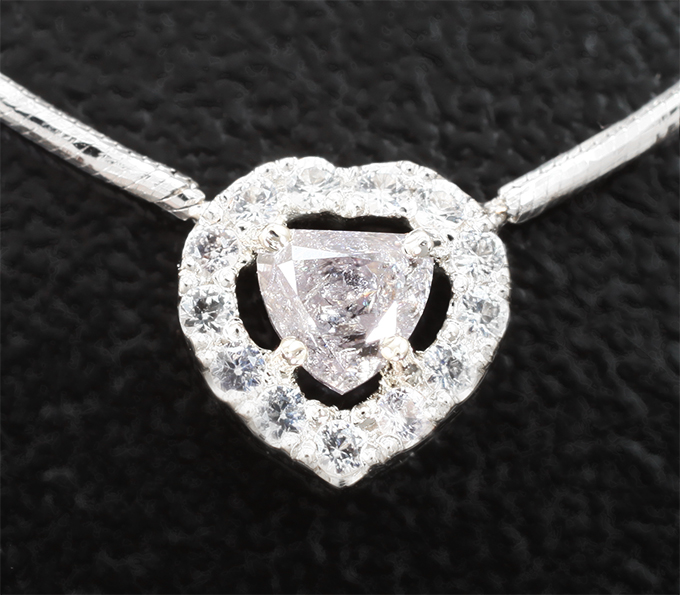 Золото Колье с розовым бриллиантом 0,19 карата и лейкосапфирами