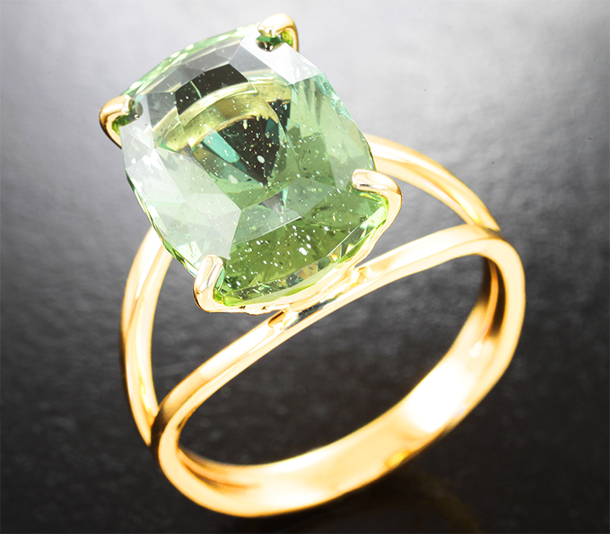 Золото Кольцо с крупным полихромным апатитом авторской огранки 9,24 карата