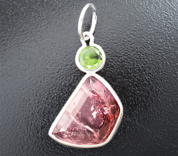 Золото Кулон с крупным турмалином авторской огранки 9,5 карата и уральским демантоидом гранатом 1,01 карата