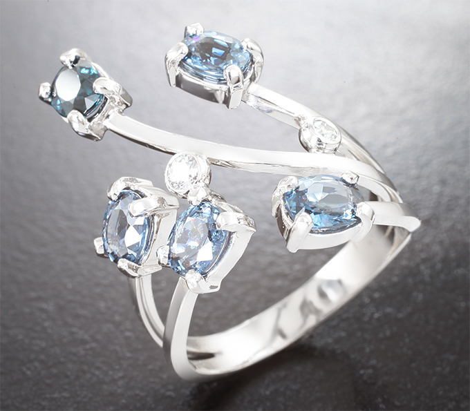 Золото Кольцо с синими шпинелями 2,31 карата и муассанитами