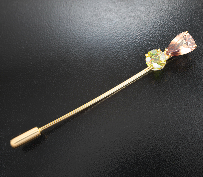 Золото Брошь с многоцветным сфеном 1,51 карата и цирконом 3,25 карата