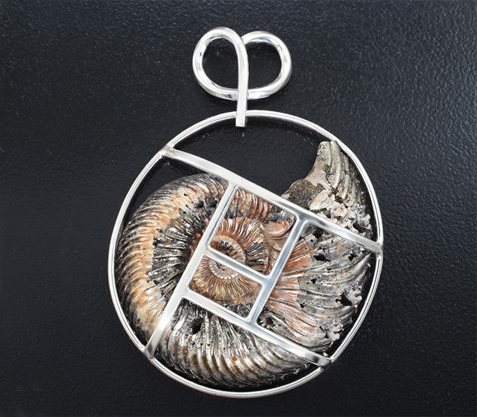 Серебро 925 Кулон с крупным пиритовым амонитом с перламутровым слоем 51,44 карата