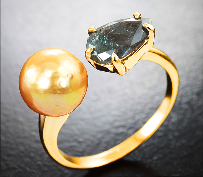 Золото Кольцо с уральским александритом 1,07 карата и золотистой морской жемчужиной 3,6 карата