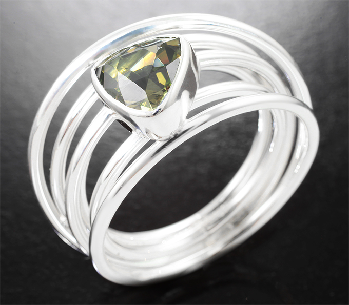 Серебро 925 Кольцо с чистейшим желтовато-зеленым цирконом 2,44 карата