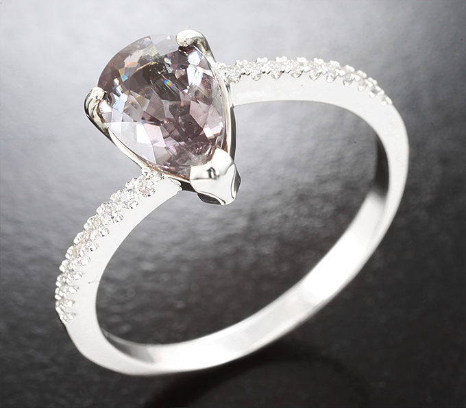 Золото Кольцо с зултанитом 2,07 карата и бесцветными цирконами