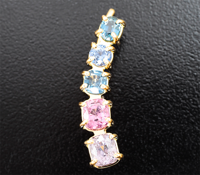 Золото Кафф с фиолетовой, розовой и синими шпинелями 2,1 карата