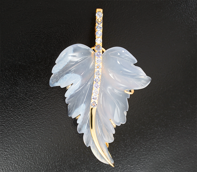 Золото Брошь/кулон с полупрозрачным нежно-сиреневым резным халцедоном 26,21 карата и танзанитами