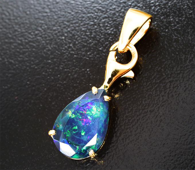 Золото Кулон с ограненным черным опалом 2,43 карата