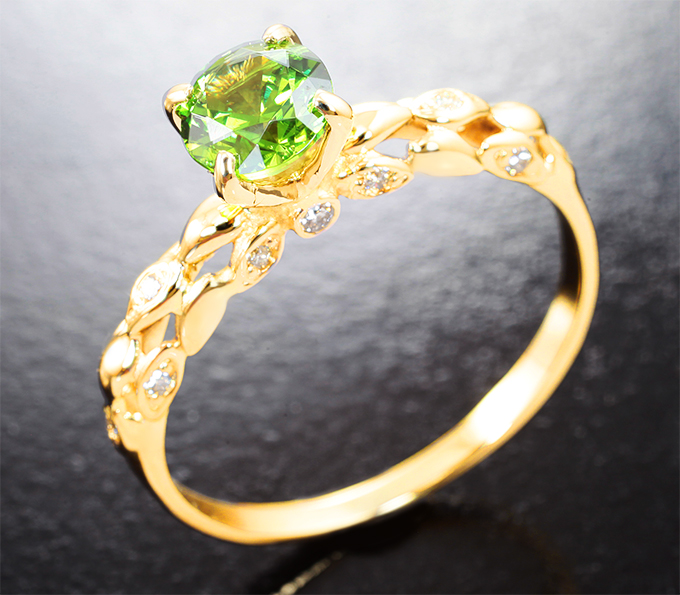 Золото Кольцо с уральским демантоидом топовой огранки 0,74 карата и бриллиантами