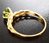 Кольцо с уральским демантоидом топовой огранки 0,74 карата и бриллиантами Золото