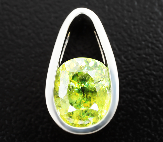 Серебро 925 Кулон с желтовато-зеленым сфеном 1,9 карата