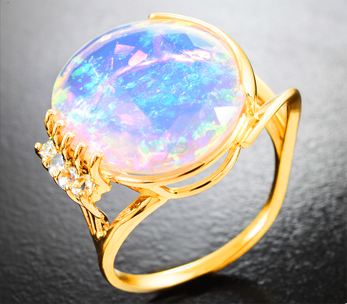 Золото Кольцо с крупным ограненным эфиопским опалом 6,91 карата, лунным камнем и муассанитами