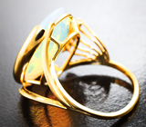 Кольцо с крупным ограненным эфиопским опалом 6,91 карата, лунным камнем и муассанитами Золото