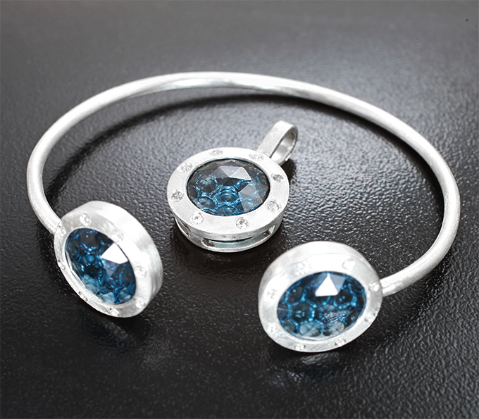 Серебро 925 Комплект с синими топазами авторской огранки 12,59 карата и лейкосапфирами