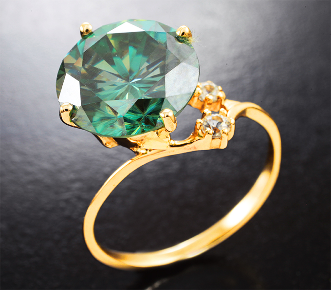 Золото Кольцо с муассанитом 5,35 карата и лейкосапфирами